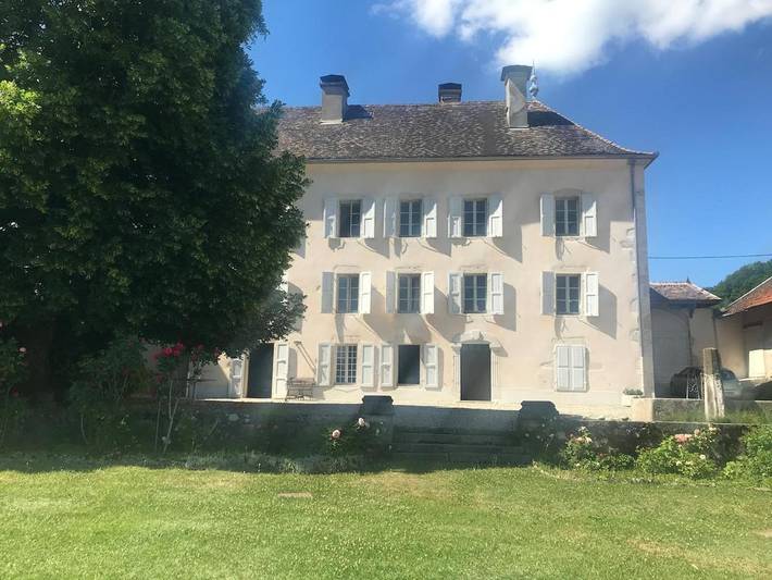 Location de vacances pour 6 personnes, avec Terrasse ainsi que Jardin et Vue à Belmont-Luthézieu