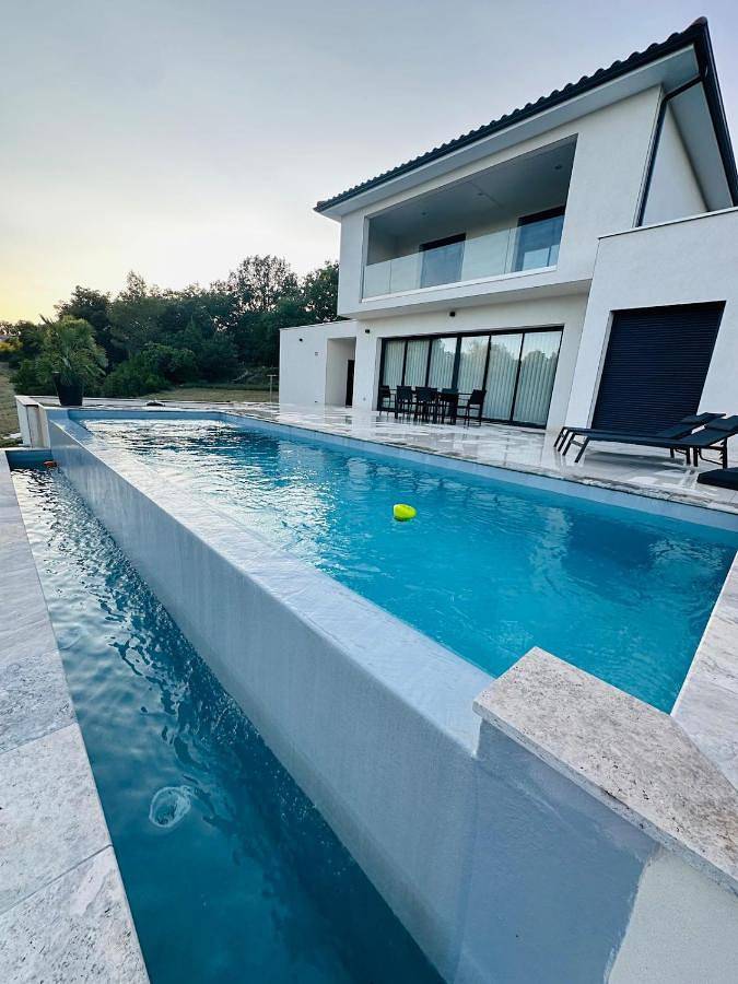 Location de vacances pour 6 personnes, avec terrasse ainsi que jardin et piscine à Mons (Gard) - 4