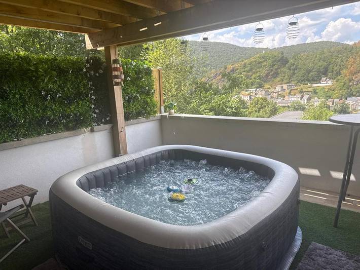 Maison de vacances pour 6 personnes, avec Jacuzzi et Terrasse ainsi que Jardin et Vue