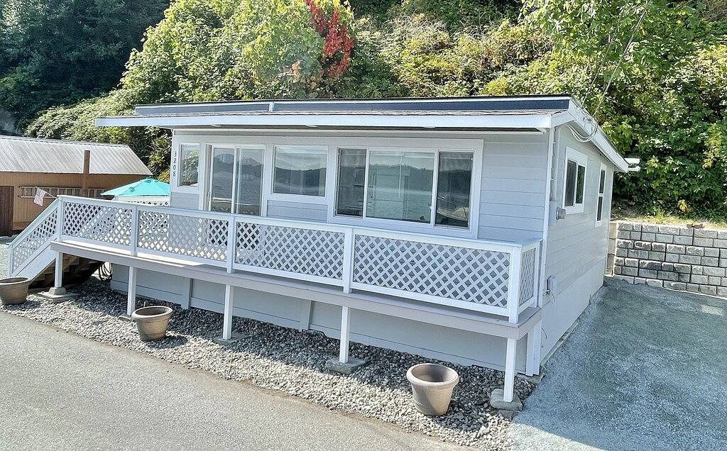Waterfront Cabin on Camano Island with hot tub and outdoor patio. in Camano