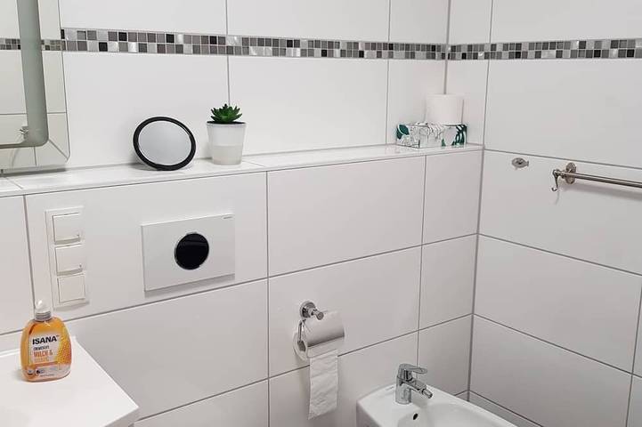 Ganze Wohnung, Moderne Og-Wohnung mit Blick aufs Meer und Stralsund in Altefähr, Rügen
