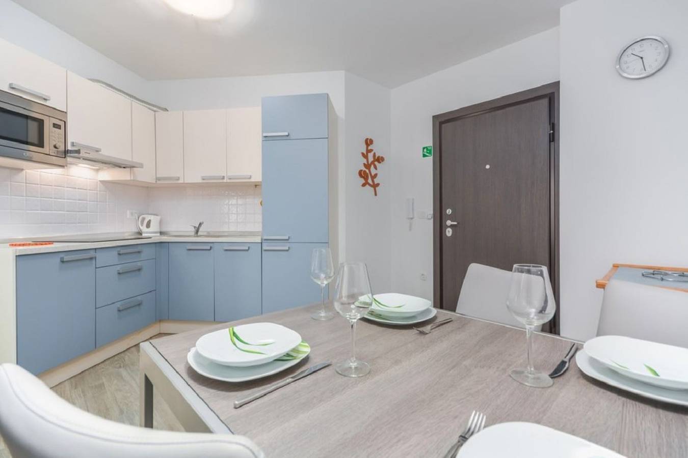 Ganze Wohnung, Modernes Apartment nur 600 Meter zum Strand mit Meerblick, Privatparkplatz, Waschmaschine in Novigrad, Umag und Umgebung