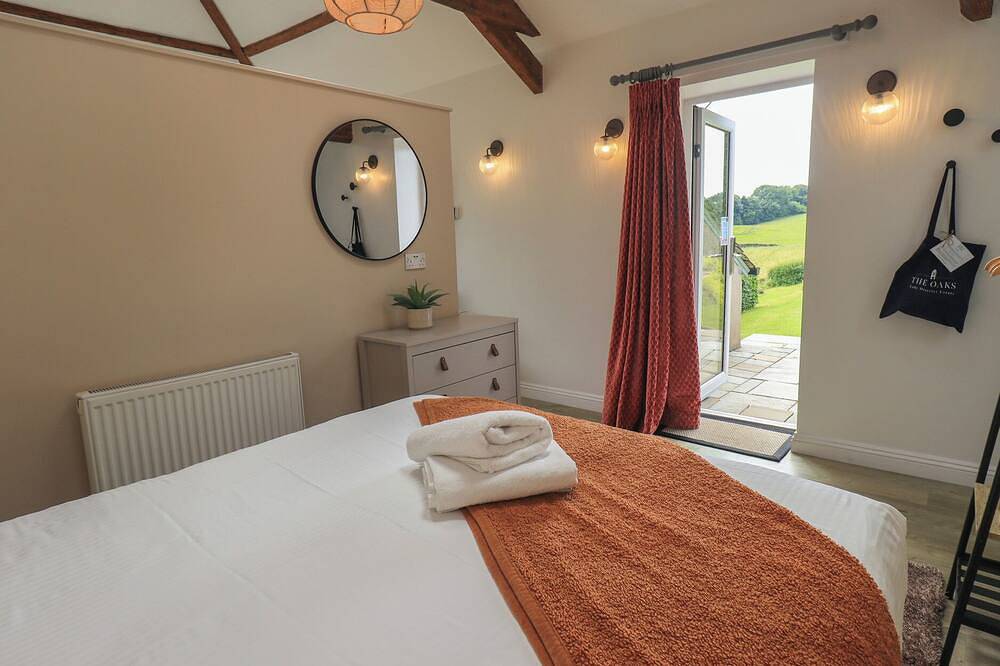Acorn, with hot tub in Bowness-On-Windermere in Lake District