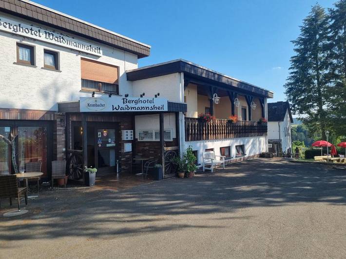 Hotel, mit Balkon und Terrasse sowie Garten und Pool in Battenberg