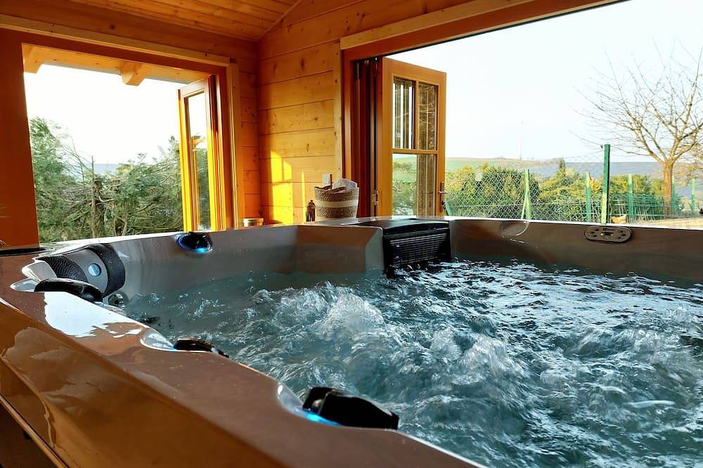 Ferienhaus mit Garten, Spielplatz, Whirlpool, Holzofensauna, Haustierfreundlich in Plütscheid, Eifelkreis Bitburg-Prüm