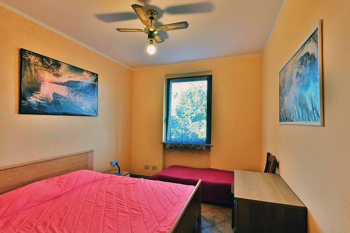 Ganze Wohnung, Apartment with swimming pool and soccer field parking lot with gate in Manerba del Garda, Gardasee-Berge