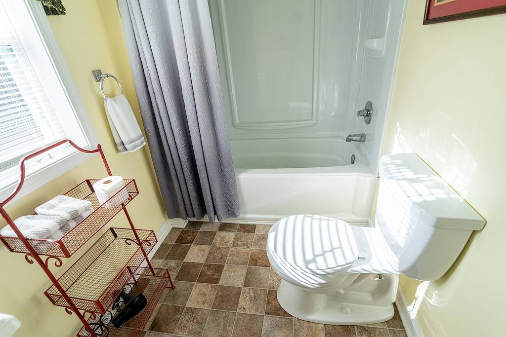 Gingerbread Hot Tub and Access to Farm Petting Zoo in Watauga Lake