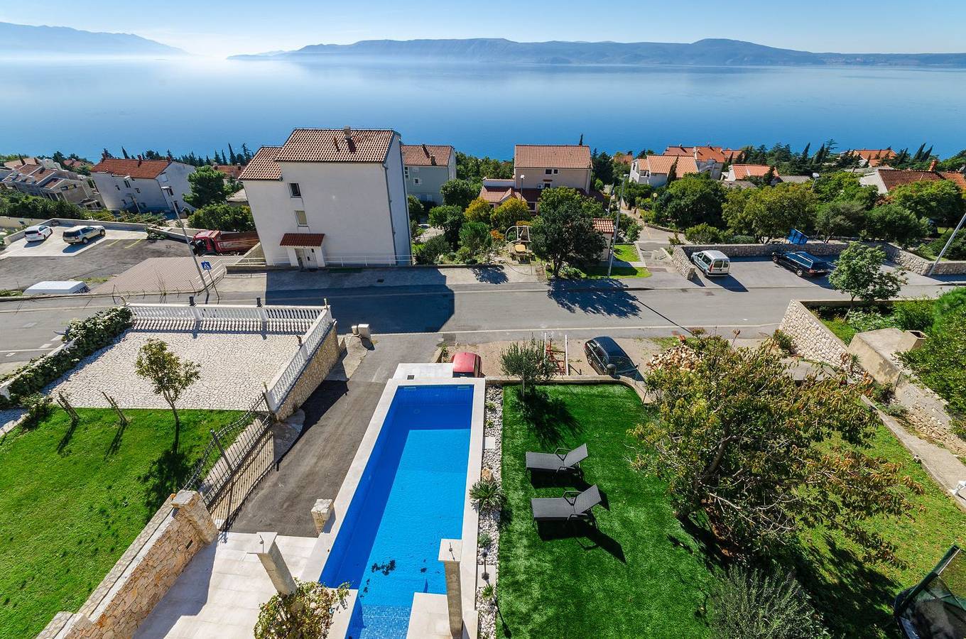 Ganze Wohnung, Lichtdurchflutete Penthousewohnung nur 300 Meter zum Strand mit Meerblick, Pool, Grill in Novi Vinodolski, Primorje-Gorski Kotar