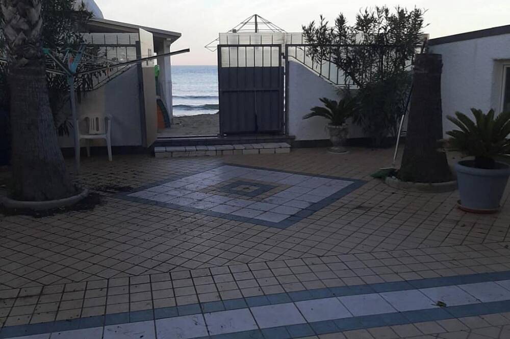 Entire apartment, Homerez - Peaceful studio in Francavilla al Mare in Francavilla al Mare, Chieti Province