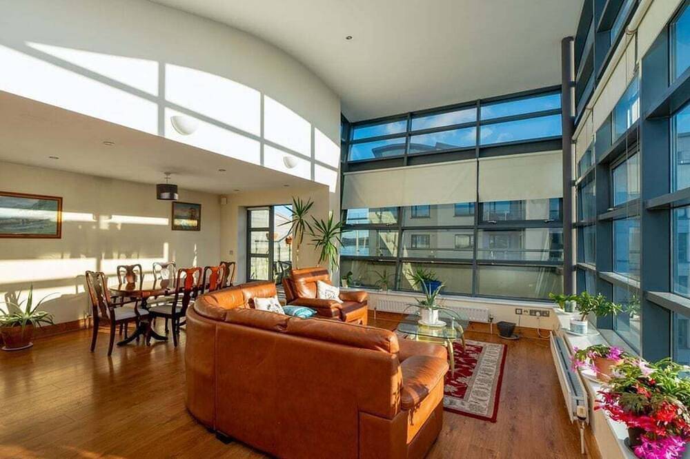 Entire apartment, Panoramic Two-bedroom Penthouse in Cork, County Cork