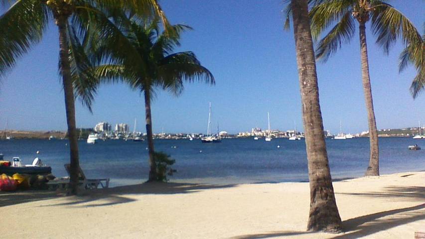 Gîte pour 2 personnes, avec jardin ainsi que vue et piscine dans Nettlé Bay