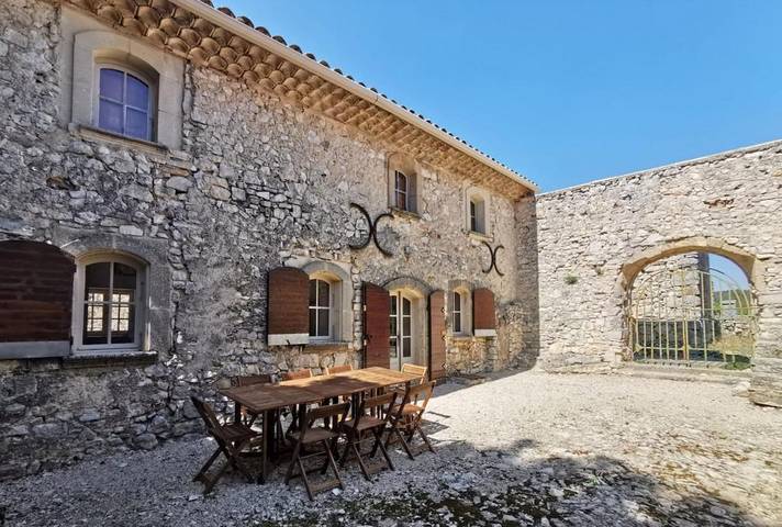 Location de vacances pour 6 personnes, avec vue ainsi que piscine et jardin, animaux acceptés à La Bastide-des-Jourdans - 2