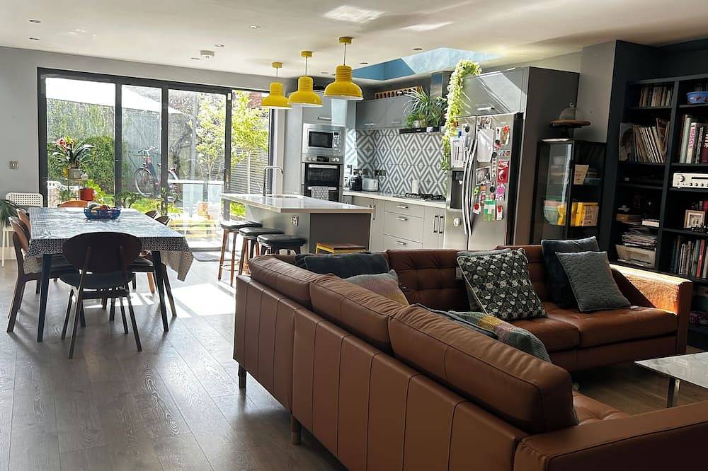 Stylish, Spacious Family House | Southside Dublin, Superb City Location. in Dublin, County Dublin