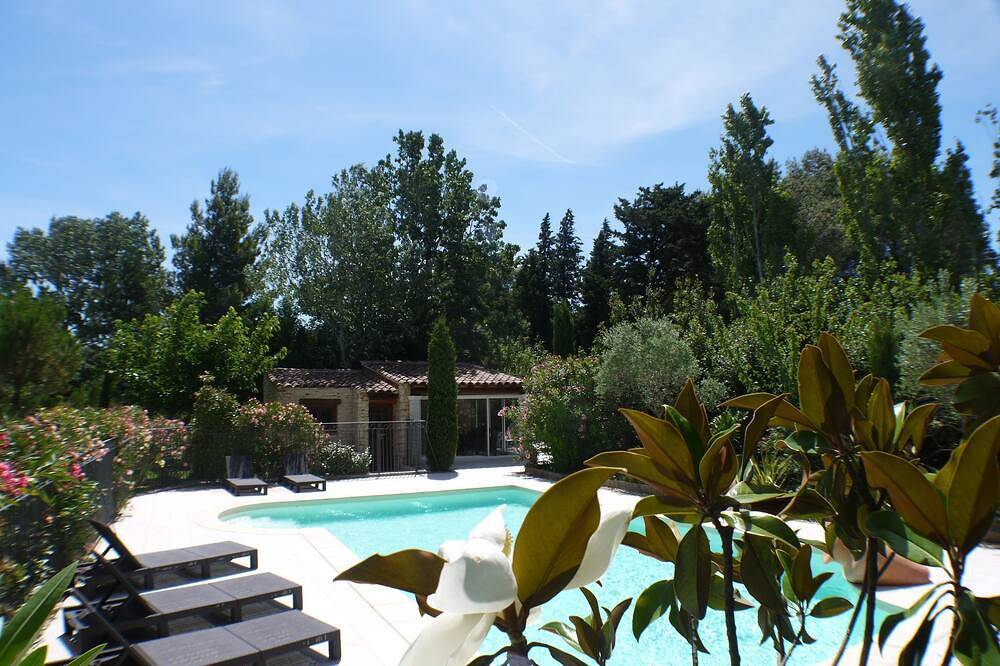 Maison avec jardin, quartier résidentiel, calme, tranquilité et confort. in Rochefort-du-Gard, Région de Nîmes