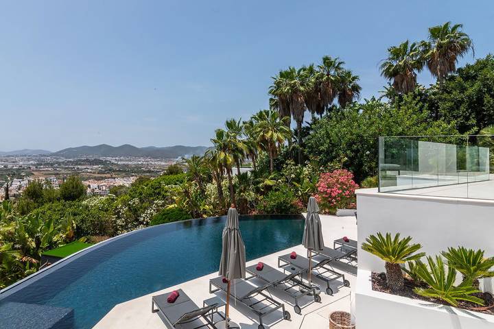 Casa de vacaciones para 8 personas, con jacuzzi además de terraza y jardín en Santa Eulària des Riu