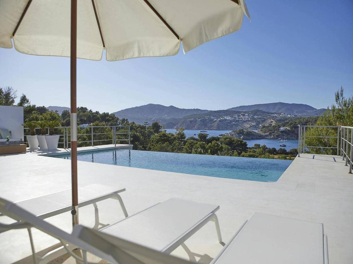 Villa in Porroig with Stunning Sea Views in Moncloa-Aravaca, Madrid