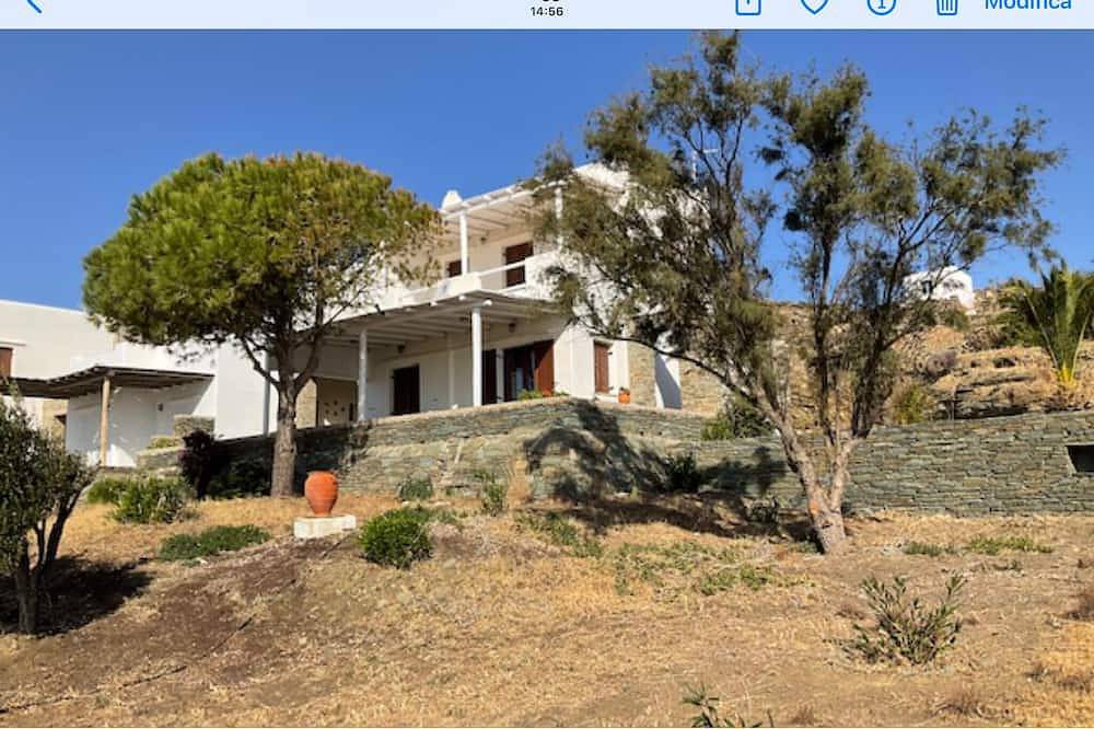 Villa with spectacular sea and island views in Kykladerne