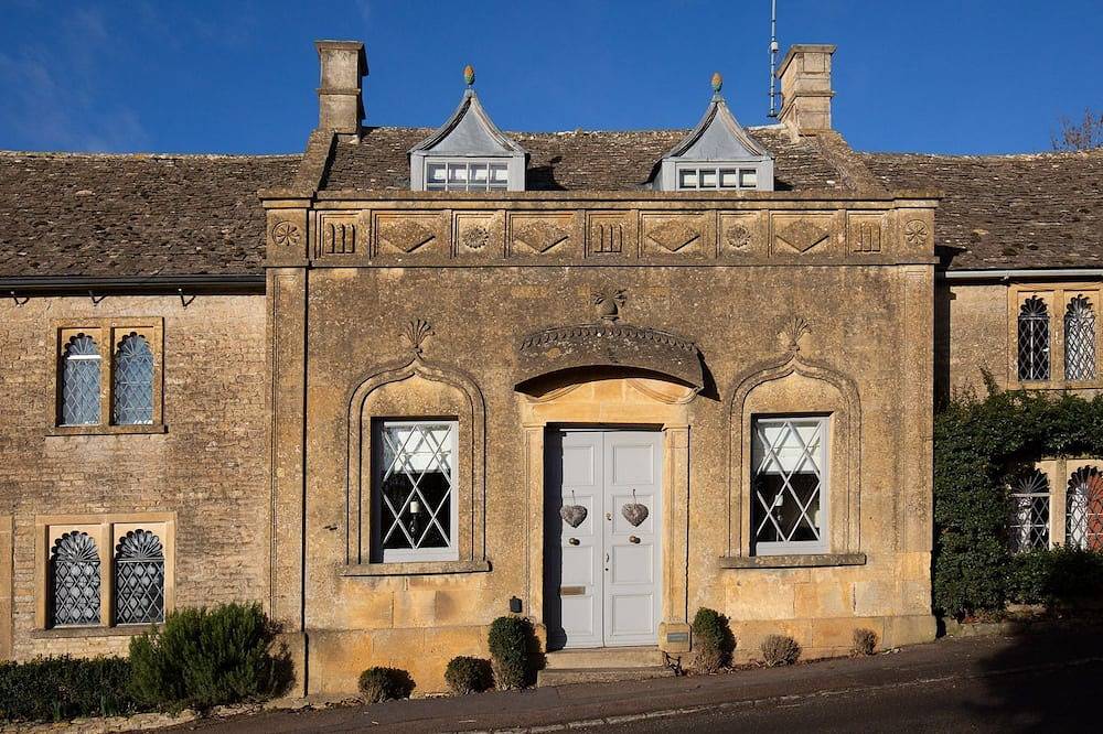 Pineapple Spa Cottage, Lower Swell - sleeps 4 guests  in 2 bedrooms in Stow-on-the-Wold, Gloucestershire