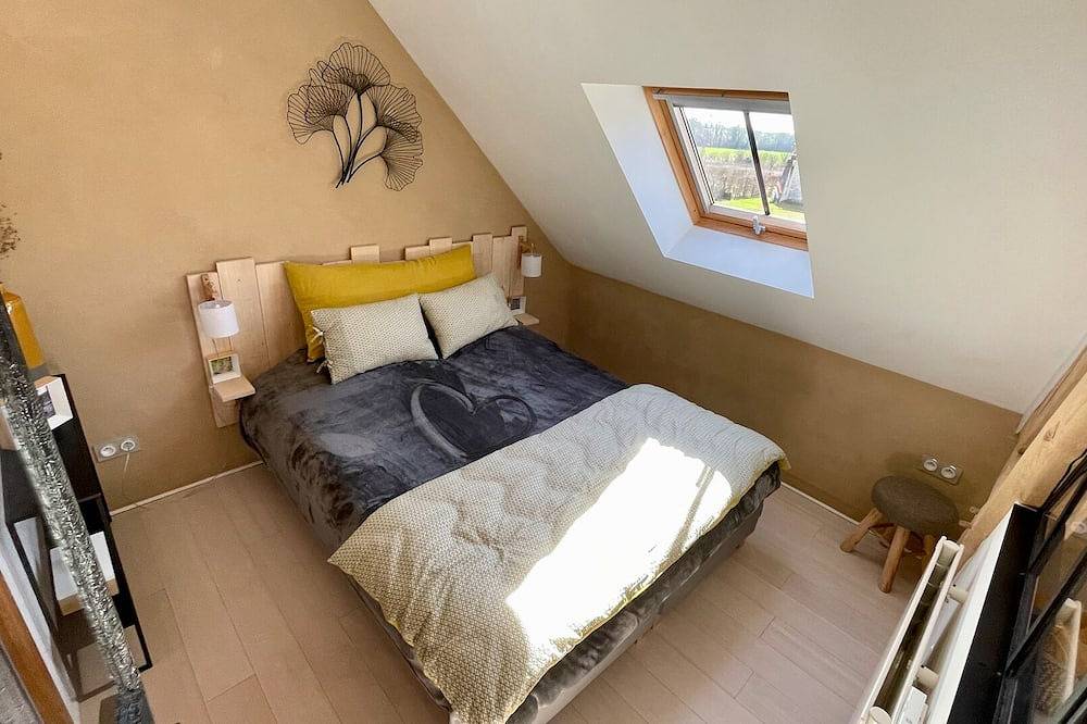 Nid douillet au Colombier vert, un gîte au cœur d'un jardin d'herboriste in Champlay, Région d'Auxerre