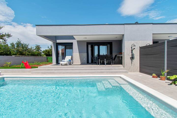 Villa pour 5 personnes, avec terrasse ainsi que jardin et piscine à Loborika - 2