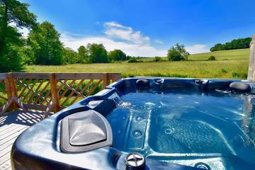 Chalet pour 2 personnes, avec jacuzzi et sauna ainsi que jardin et terrasse dans le Lot-et-Garonne