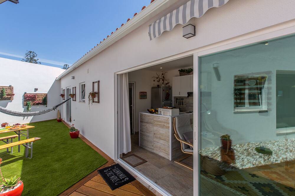 Ganze Wohnung, Awaiting you at Chez Nous the 1 bedroom home with a sea view. Sleeps 2 Guests in Praia das Maçãs, Azenhas do Mar