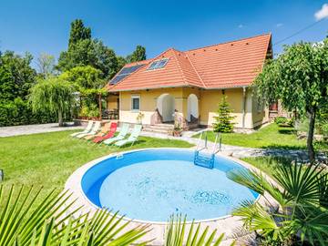 Ferienhaus für 10 Personen, mit Terrasse und Garten in Ungarn