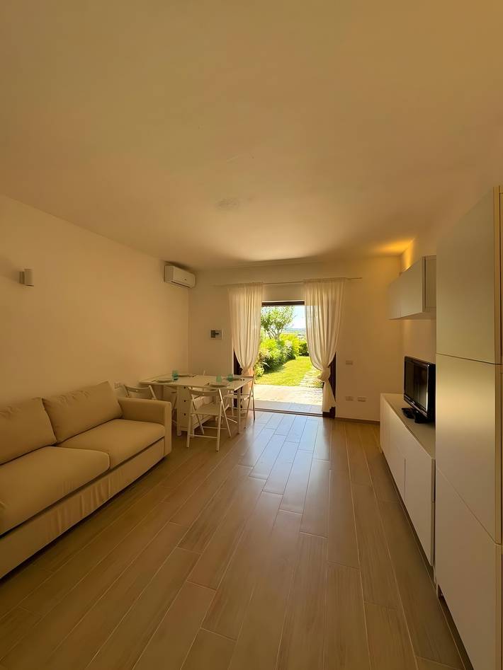 Hel lägenhet, Apartment 'Porto San Paolo Mono' with Private Terrace, Garden and Air Conditioning in Porto San Paolo, Loiri Porto San Paolo