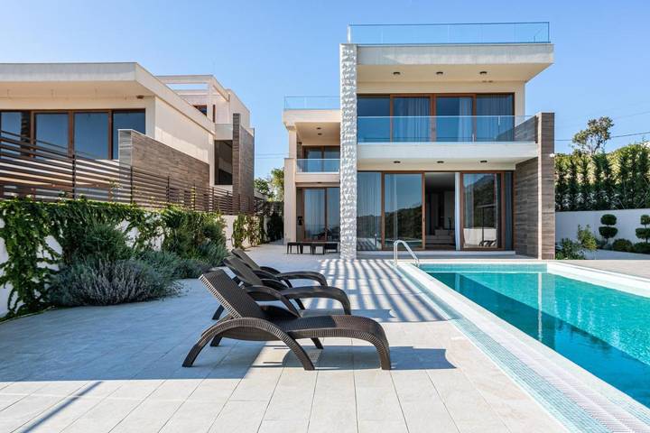 Villa für 8 Personen, mit Balkon und Terrasse sowie Garten und Pool in Montenegro