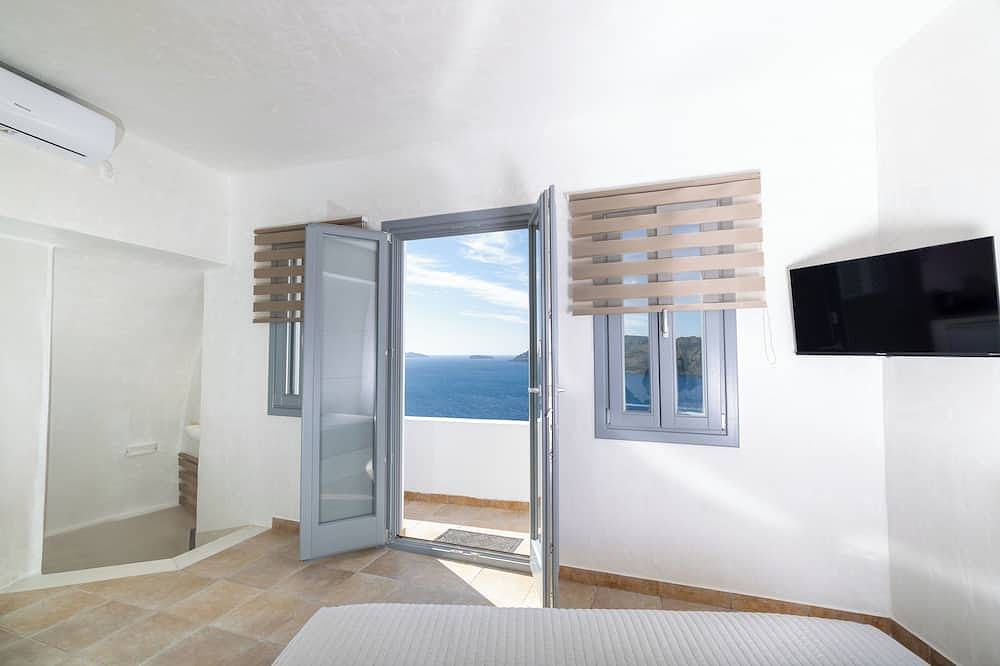 Panoramic Cave Suite with outdoor Hot Tub and Caldera View in Ormos Ammoudiou, Oia