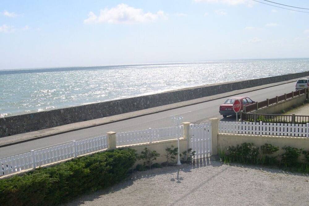 Appartement entier, 🌊 Appt  bord de mer  6 pers  À 20 m plage  🛏️ 3 Ch – 🛁 2 Sdb terrasse au Rdc in Saint-Marcouf, Région de Cherbourg