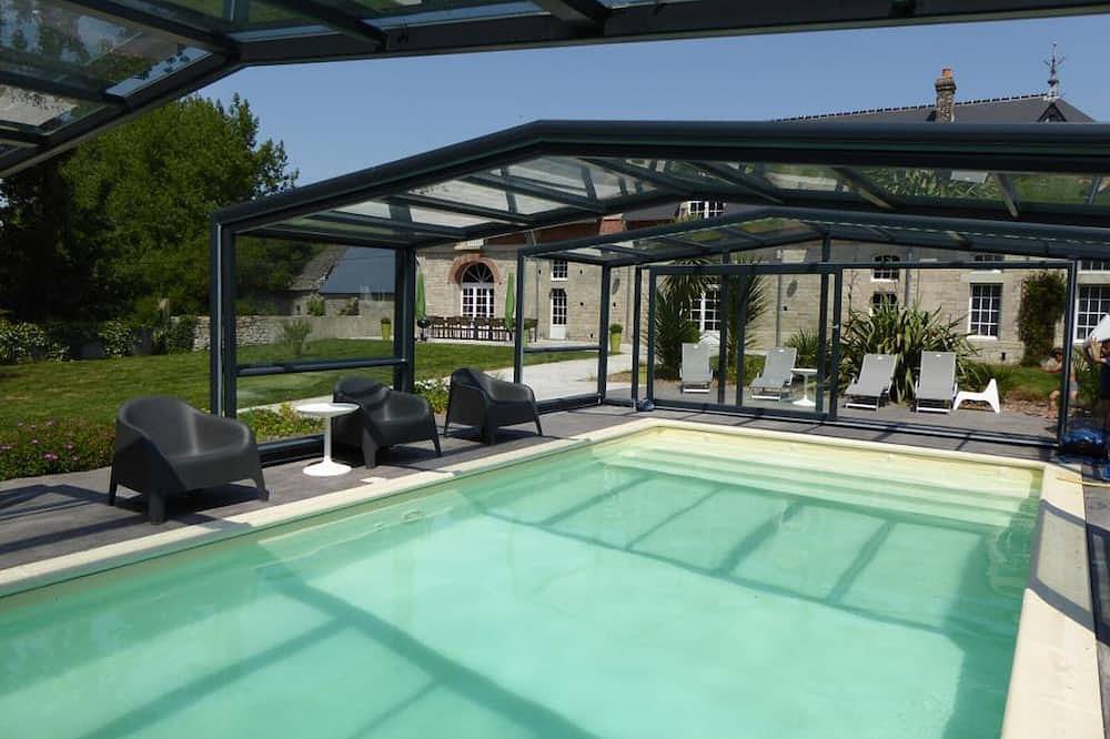 Les Ecuries: Gîte cotentin avec piscine, billard, cheminée et 5 chambres in Bricquebosq, Côte de la Déroute