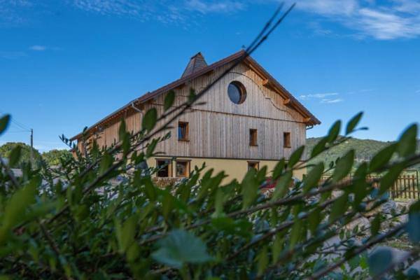 Location de vacances pour 15 personnes, avec piscine et terrasse ainsi que vue et sauna, animaux acceptés à Vaucluse (Doubs)