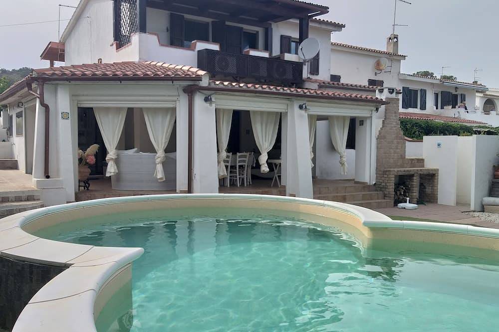 Villa with housekeeper 200 m from the sea in Porto Columbu (1 km from Pula in Porto Columbu, Sarroch