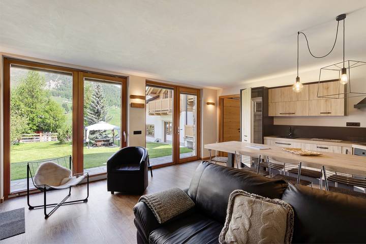 Entire apartment, Holiday Apartment Chalet Monteneve Neve with Mountain View, Shared Garden & Wi-Fi in Teola, Livigno