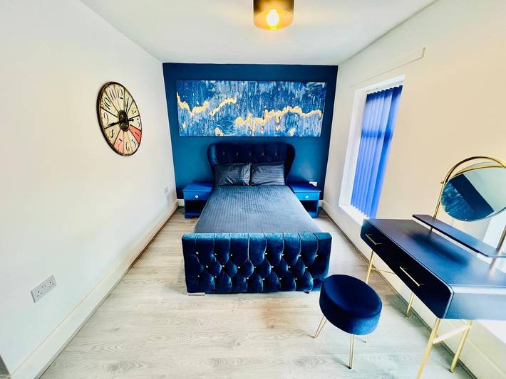 4-Bed House, Sleeps 9 w Garden & On-Street Parking in Liverpool, Merseyside