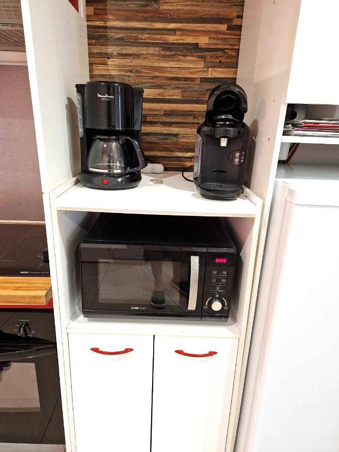 Appartement entier, 03 - Joli studio traversant situé au rdc avec 2 lits, tout équipé pour 1, 2 ou 3 personnes maximum, entrée indépendante donnant sur parking dont une place est réservée devant la porte, grand fourgon possible et jolie terrasse à l'arrière comme une maison in Razac-sur-l'Isle, Périgord Blanc