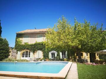 Chambre d’hôte pour 3 personnes, avec vue et terrasse ainsi que piscine et jardin à Saint-Geniès-de-Comolas