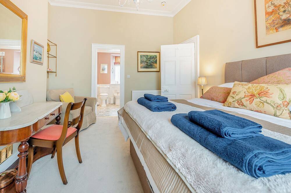 7 bedroom accommodation in Pembroke in Pembroke, Pembrokeshire