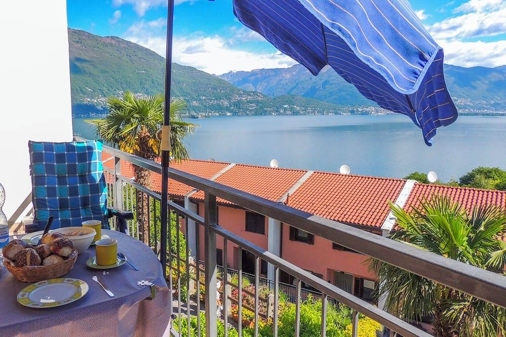 Ganze Wohnung, 2-Zimmer-Wohnung mit Balkon und wunderschöner Seesicht in Pino sulla Sponda del Lago Maggiore, Maccagno con Pino e Veddasca