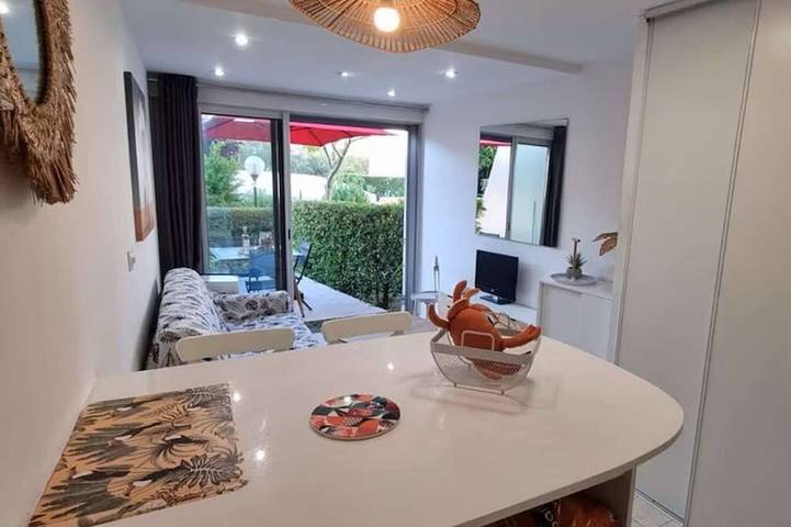 Appartement entier, Joli T2 rez-de-jardin au Couchant 200m de la plage dans résidence avec piscine in Le Couchant, La Grande-Motte