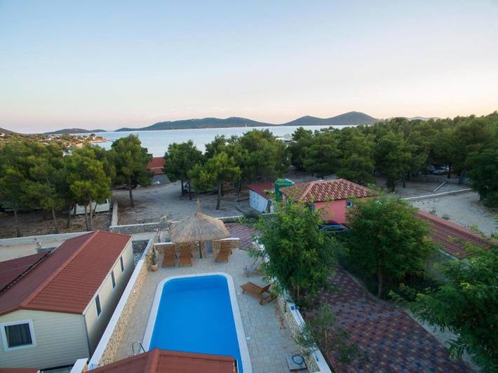Camping für 5 Personen, mit Terrasse und Garten sowie Pool in Drage (Pakoštane)