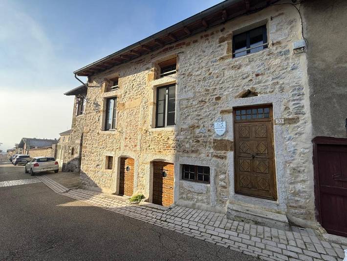 Gîte pour 11 personnes, avec Terrasse ainsi que Jardin et Vue dans Val-Revermont