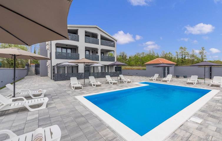 Ferienwohnung für 3 Personen, mit Ausblick und Terrasse sowie Garten und Pool