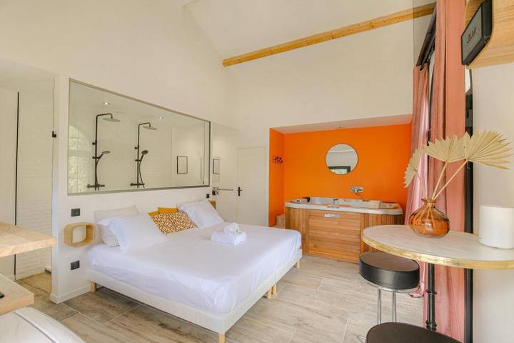 Gîte pour 2 personnes, avec terrasse ainsi que jardin et jacuzzi à Dardilly - 2