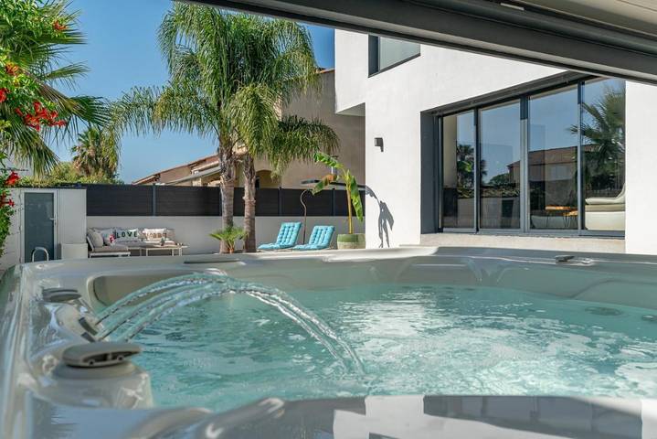 Villa pour 8 personnes, avec Jacuzzi et Terrasse ainsi que Jardin et Piscine