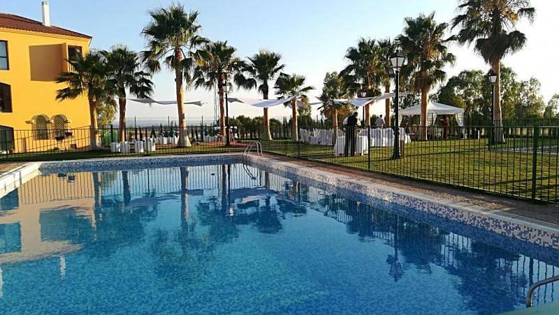 Hotel para 3 personas, con piscina y jardín además de vistas y terraza - 1