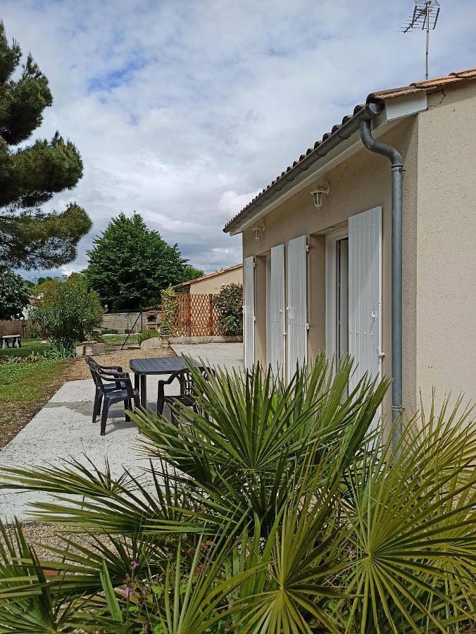 Location de vacances pour 6 personnes, avec Terrasse ainsi que Jardin et Vue à Linars (Charente)