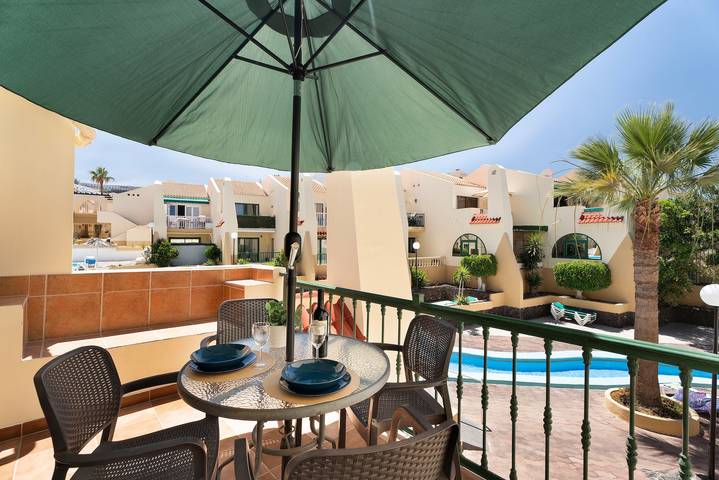 Entire apartment, Vacation Apartment 'Mareverde K131' with Shared Pool, Balcony and Wi-Fi in San Eugenio Alto, Adeje