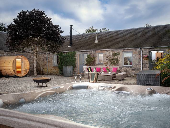 Holiday rental for 19 people, with hot tub and sauna as well as garden, child-friendly the Highlands
